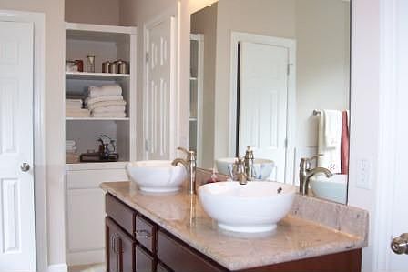Gorgeous master bath with all of the amenities!
