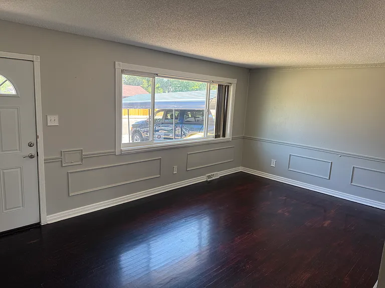 484 Salem St — Photo 3