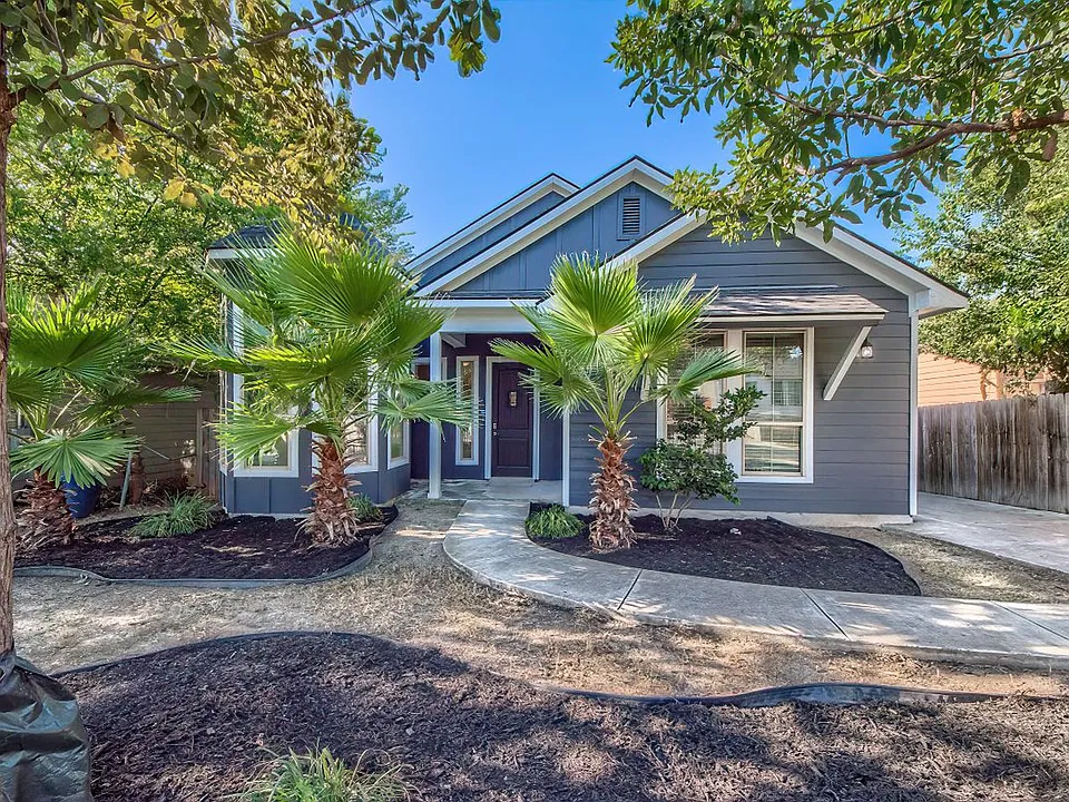 814 Poinsettia