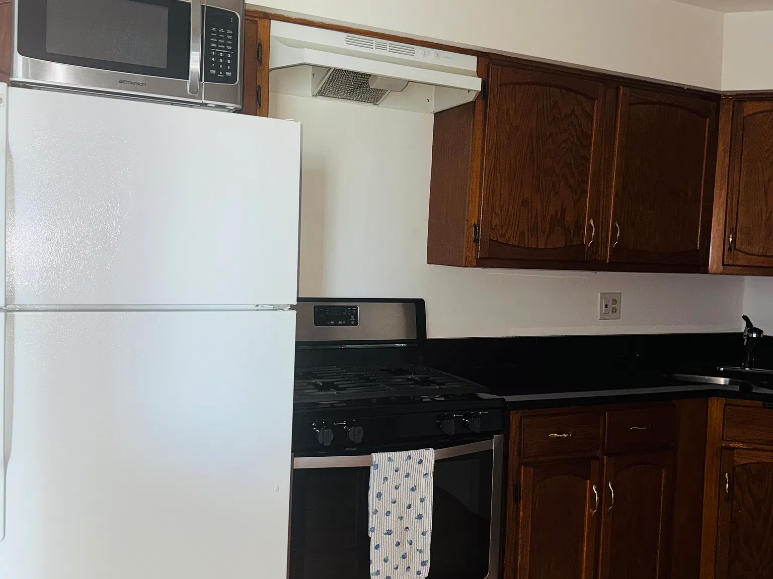 2 bed, 1.5 bath, 890 sqft, $1,800 — Photo 4
