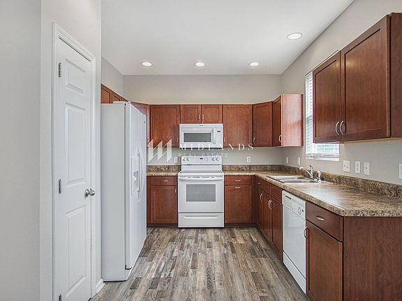 4th image of 2402 Walnut Creek Dr