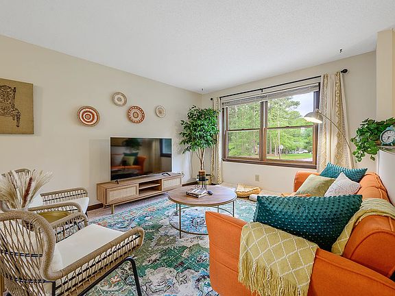 5th image of 321 Rosehaven Dr