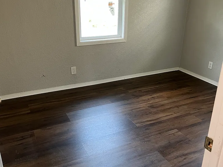 211 S Barbara St — Photo 6