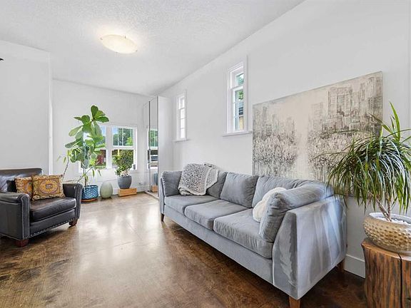 4th image of 522 S 8th Ave NE