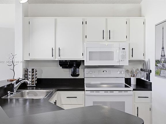 3rd image of 502 Woodgate Cir #B