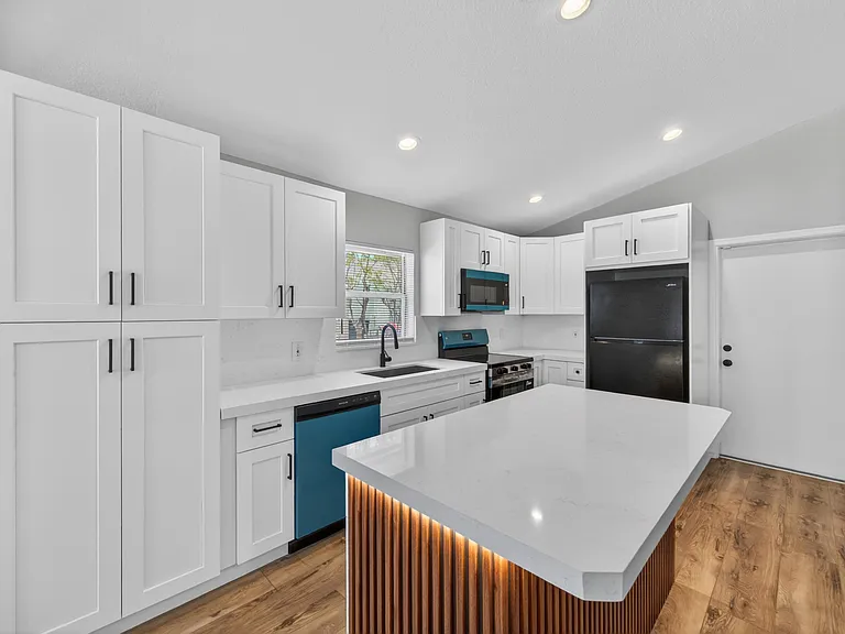 351 NW 8th Ave — Photo 4