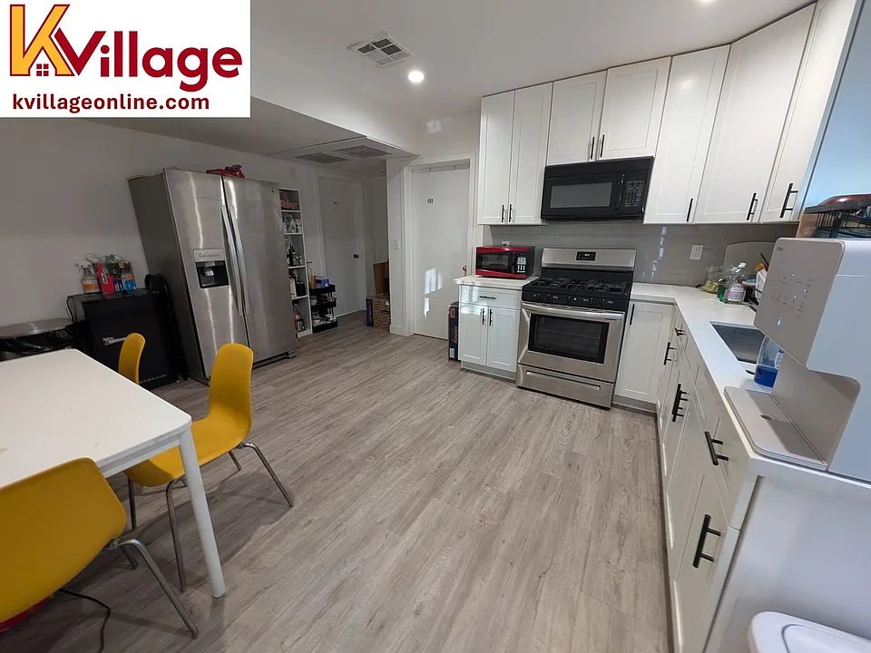 1528 1/2 W 36th Pl #102