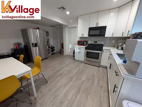 1528 1/2 W 36th Pl Photo 1