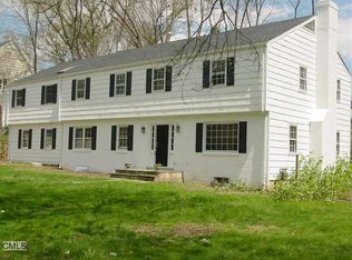 6 Mannetti Ln, Cos Cob, CT 06807