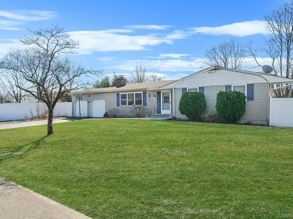 28 Shirley Street, Bohemia, NY 11716