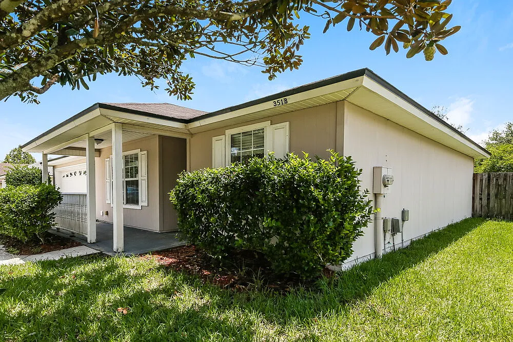 3 bed, 2.0 bath, 1351 sqft, $2,130 — Photo 3