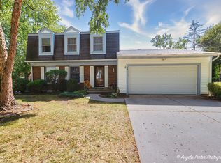 19 Mayflower Rd, Vernon Hills, IL 60061