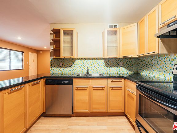 5th image of 18619 Collins St APT F2