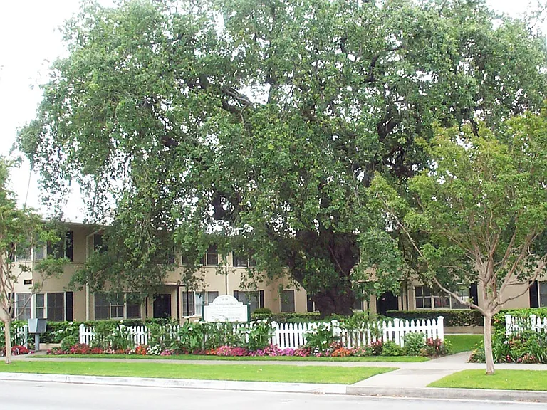 1618 W Huntington Dr — Photo 1
