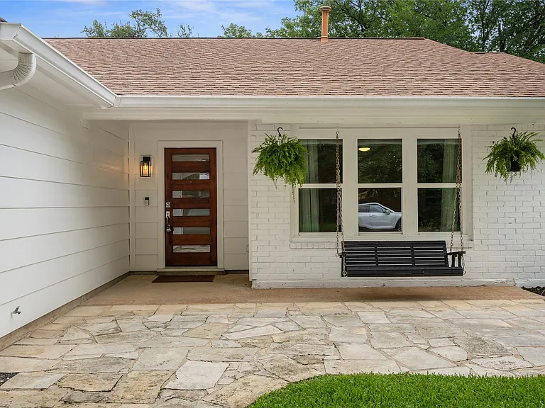 4902 Pelham Dr — Photo 3