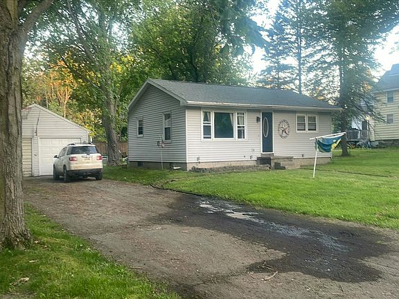 3rd image of 917 Forest St