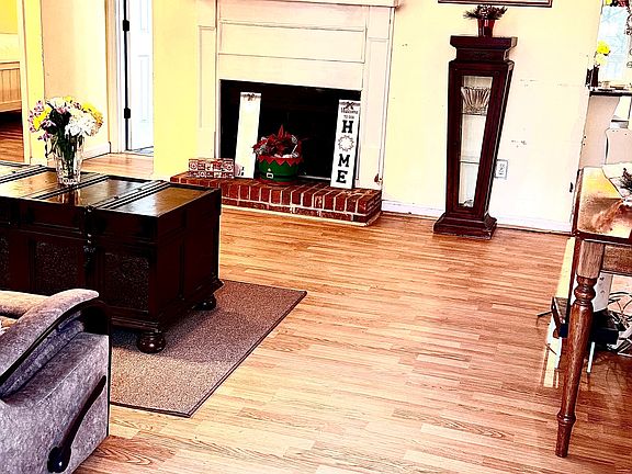 3rd image of 66 Freestone Ln