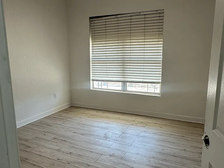 1431 E Crockett St — Photo 7