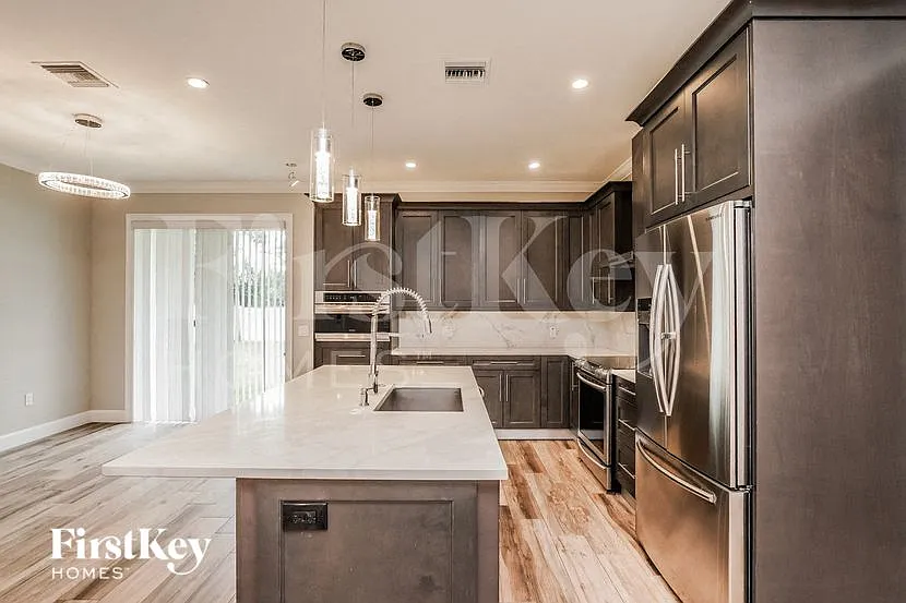4 bed, 2.0 bath, 1706 sqft, $2,575 — Photo 3
