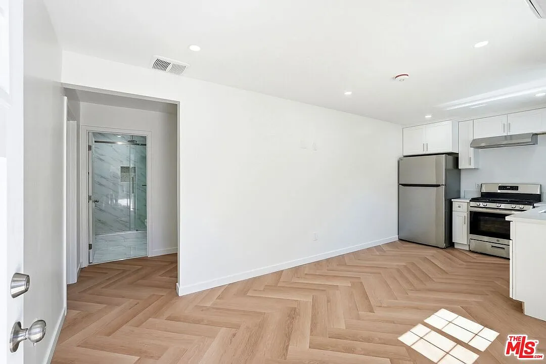 Building Photo - 11445 Delano St