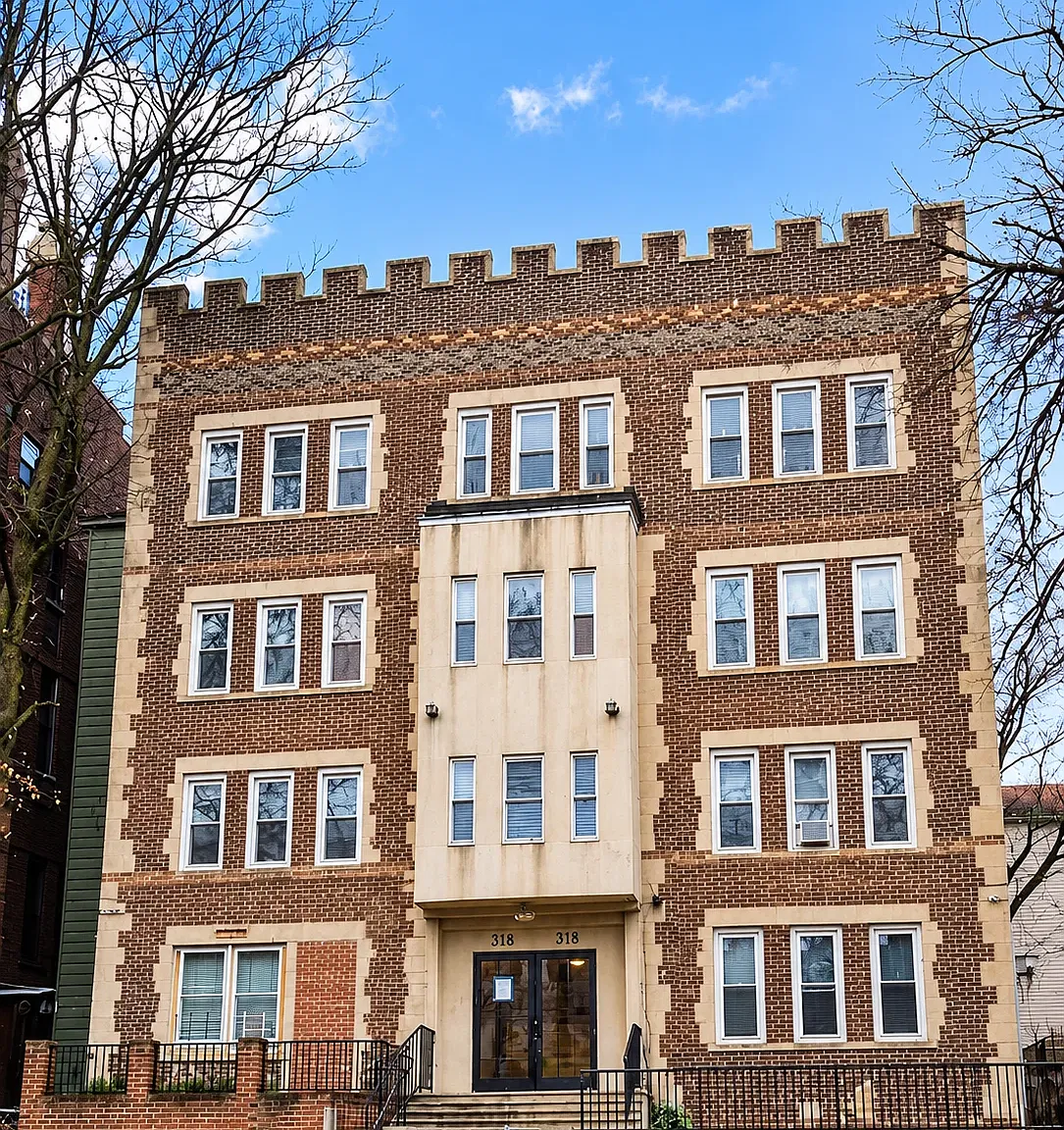 3 bed, 751 sqft, $2,150 — Photo 1