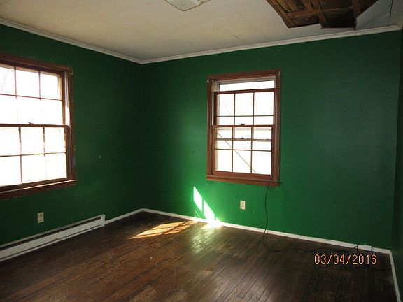 4th image of 300 Hill Crest Ln