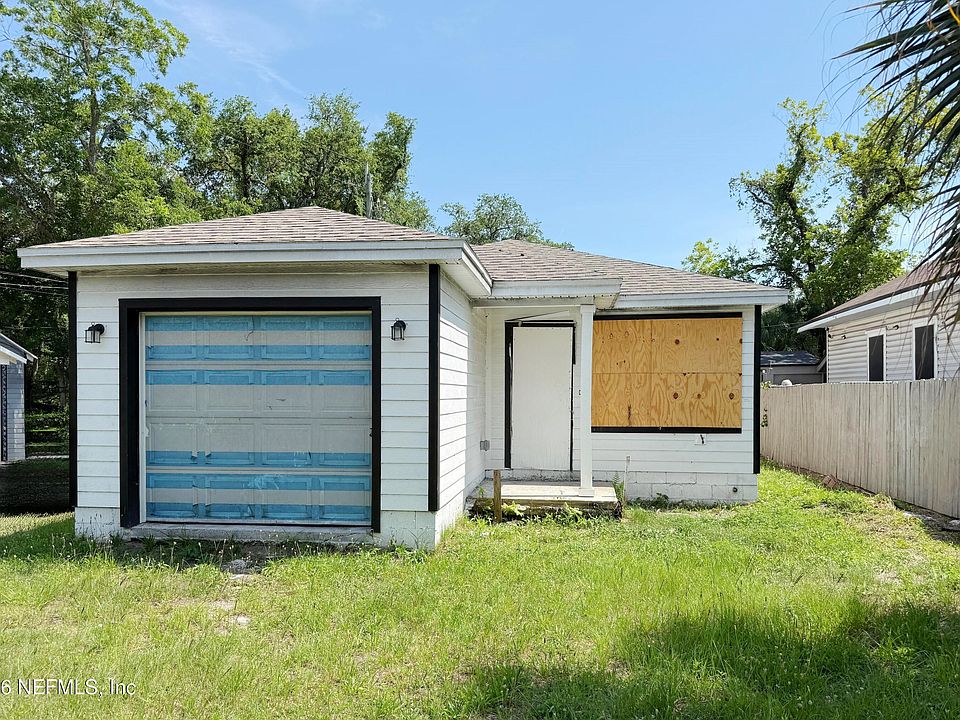 1st image of 1030 8TH Street W