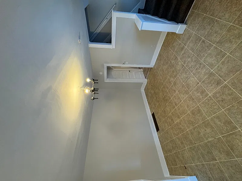 3 bed, 1.0 bath, 2576 sqft, $950 — Photo 3