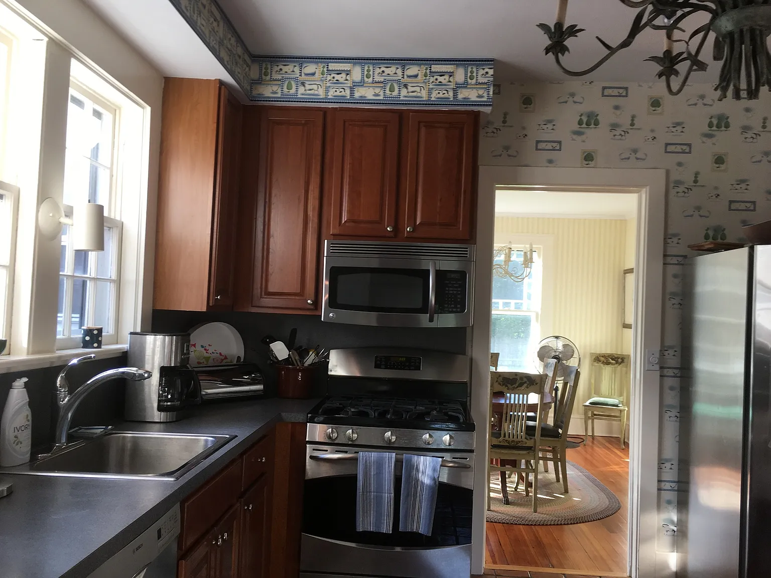 In Southampton Village With 6 Bedrooms and Heated Pool — Photo 2
