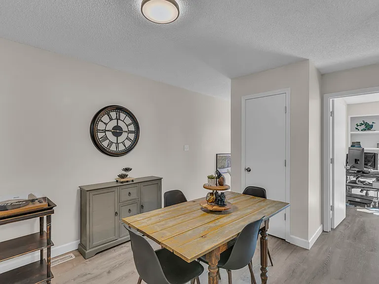 1409 Lawrence Ave — Photo 6