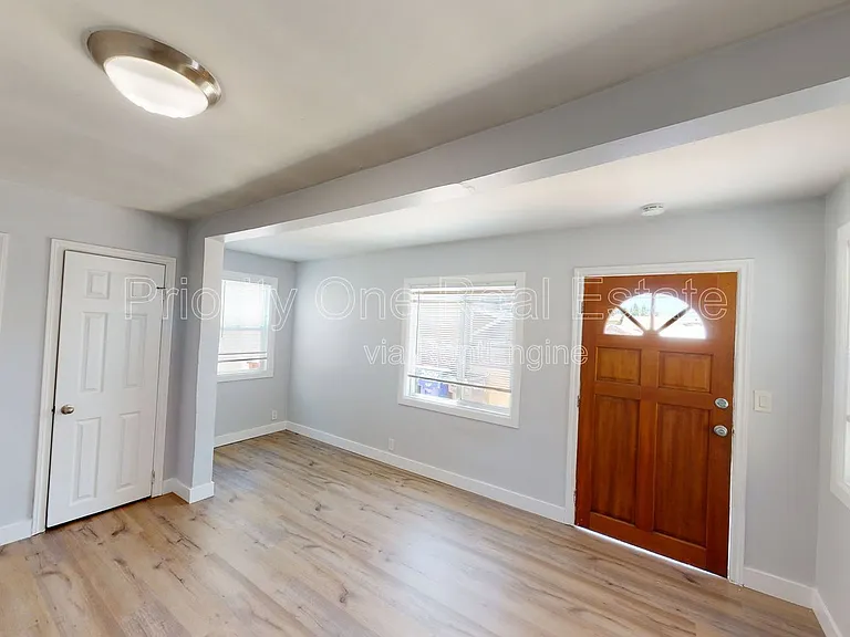 2954 1/2 Webster Ave — Photo 9