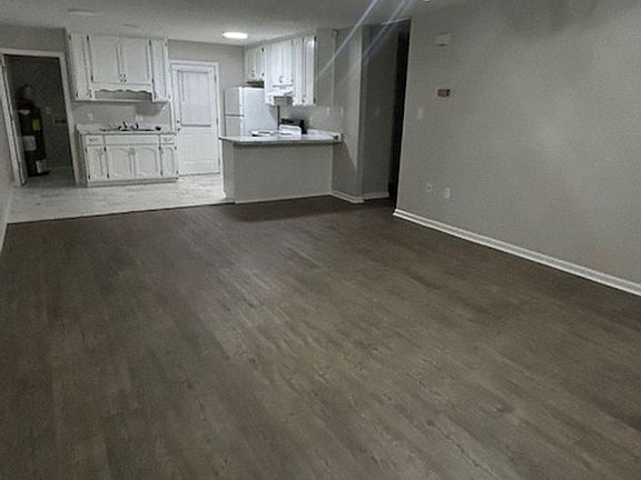 5th image of 2411 Oak St APT D