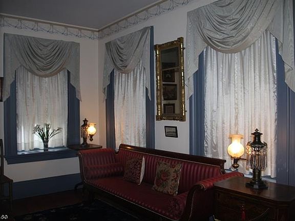 4th image of 109 Washington St