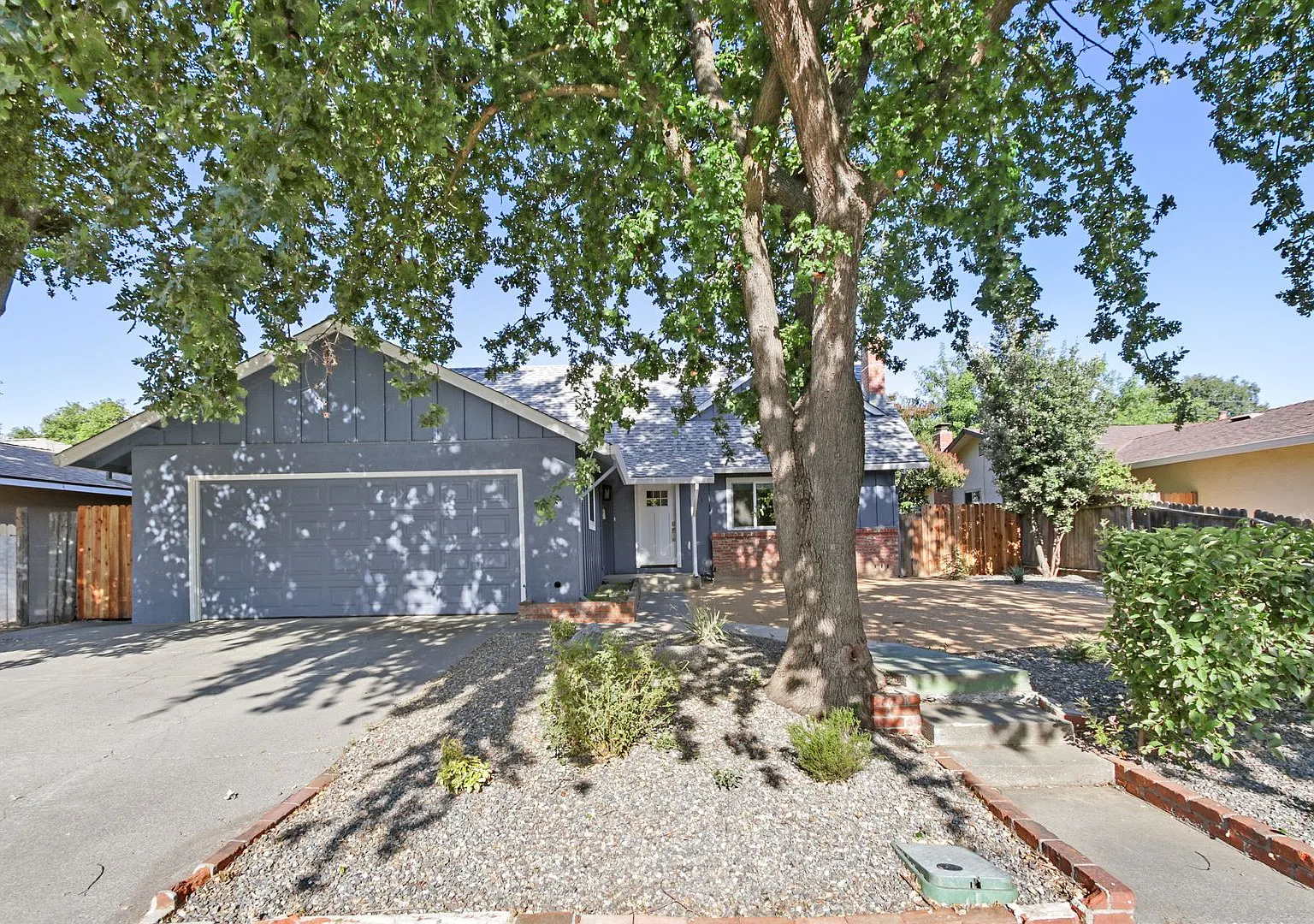 Updated 4 Bed 2 Bath Available for Immediate Move-In! — Photo 4