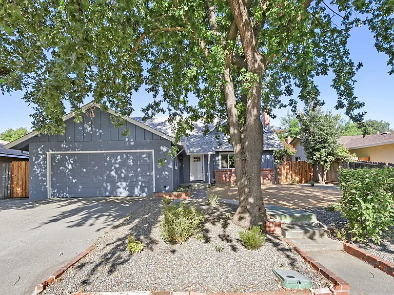 1611 Clemson Dr — Photo 2