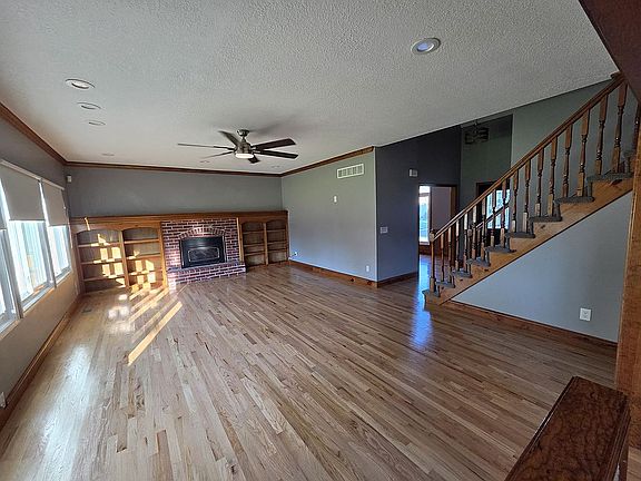 3rd image of 608 NE Ashmont Pl