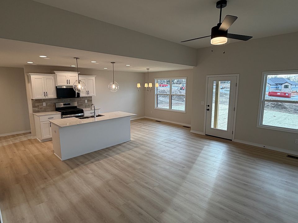 1st image of 662 W Castor Loop