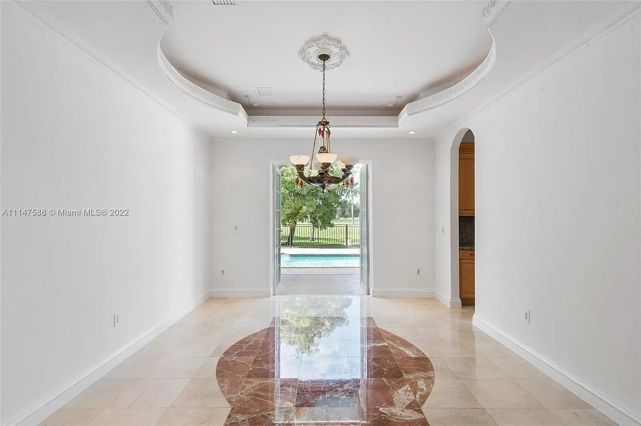 4 bed, 5000 sqft, $8,500 — Photo 3