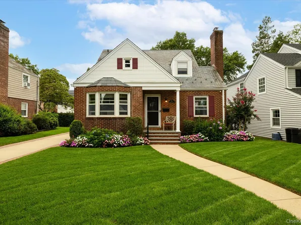146 Beverly Avenue, Floral Park, NY 11001