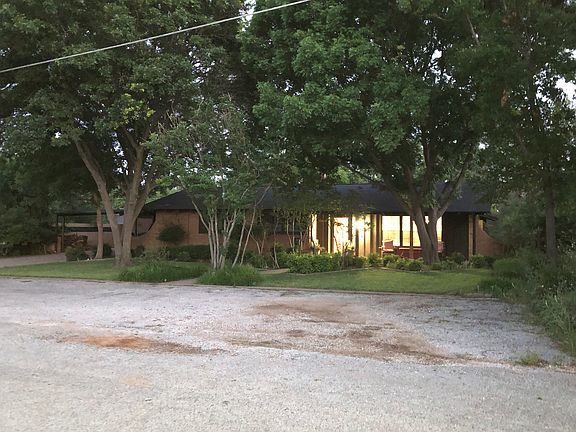 2nd image of 825 W Brazos St
