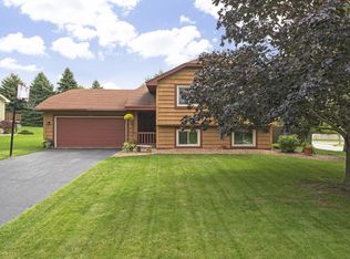 1112 Lavon Ln, Burnsville, MN 55306