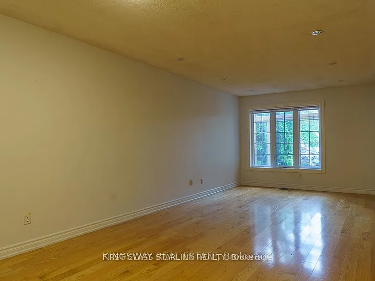1048 Charminster Cres — Photo 7