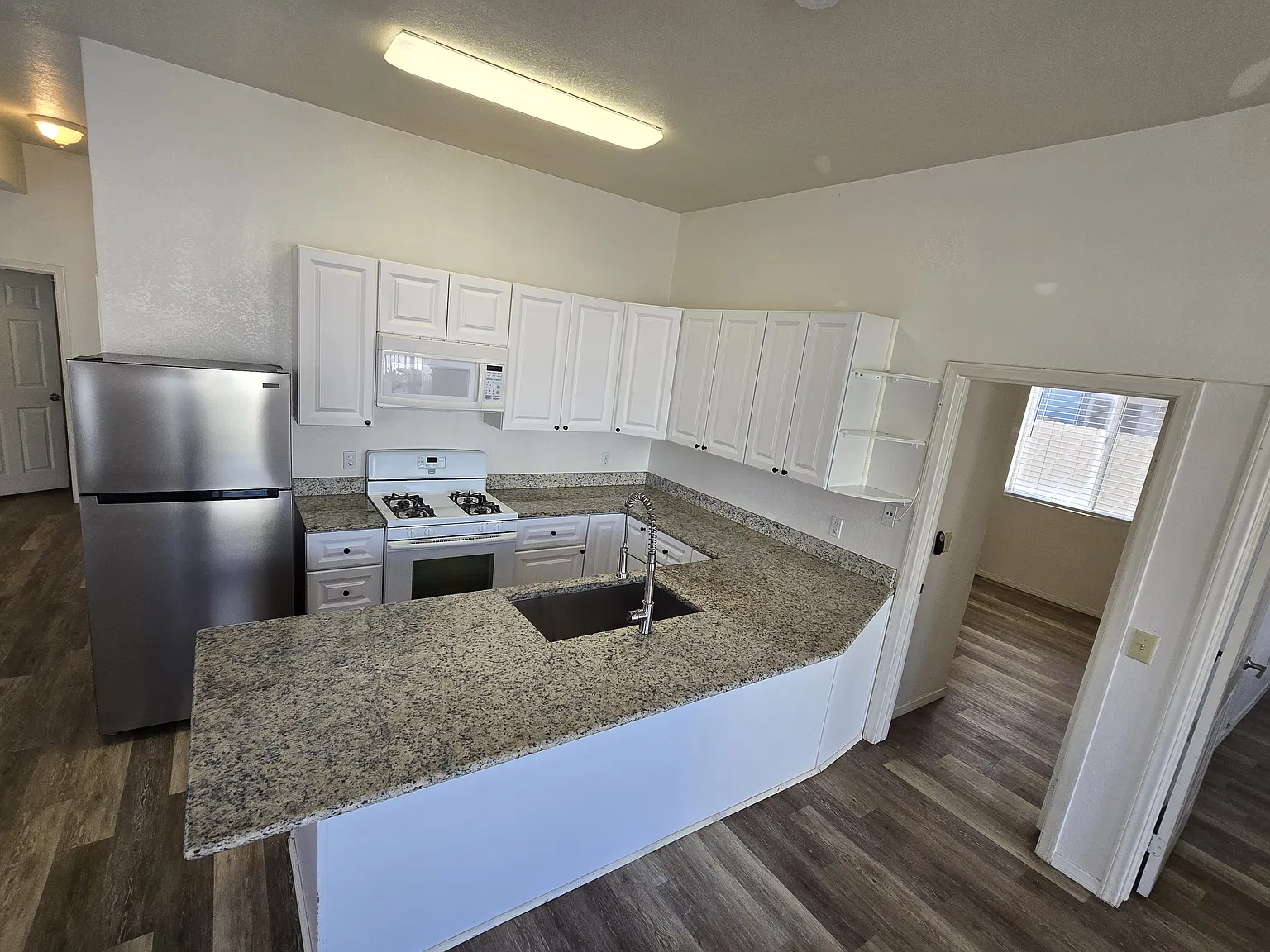 2 bed, 950 sqft, $2,800 — Photo 3