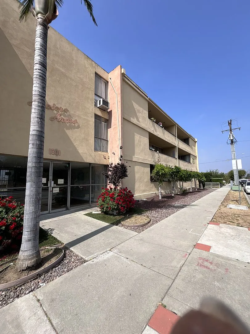 3 Bed 2 Bath with 1 Assigned Parking- Montebello Apartment — Photo 4