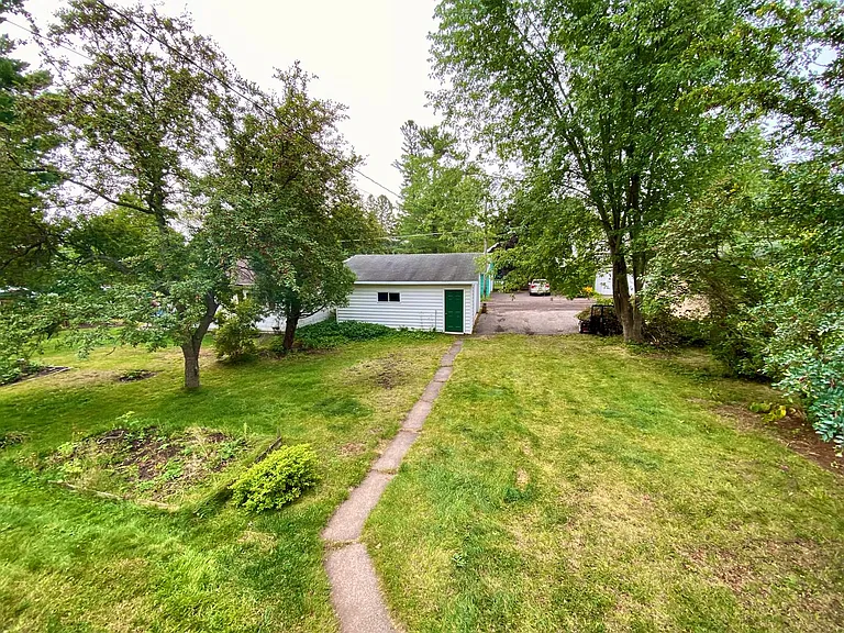 226 W Kent Rd — Photo 20