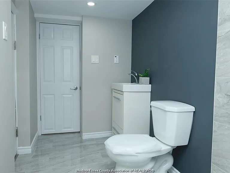 935 Langlois Ave #LOWER — Photo 15