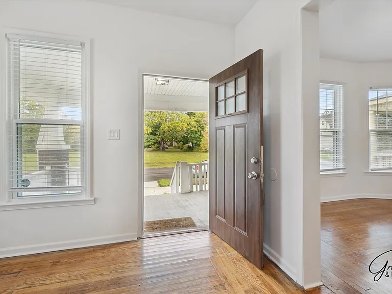 242 Harmon St — Photo 3