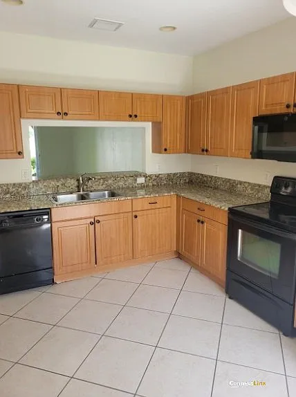 3 bed, 2.0 bath, 1306 sqft, $2,500 — Photo 3