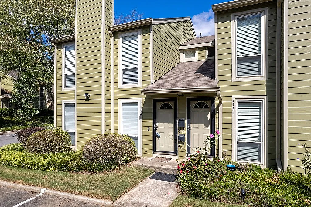 1132 Riverbend Club Dr SE photo 1