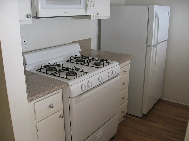 1375 Midvale Apartments — Photo 36